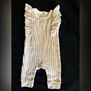 NWOT cute ruffle bodysuit 100% organic cotton